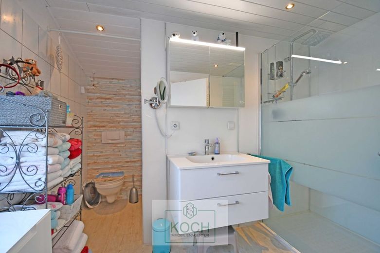Größtenteils modernisiertes Einfamilienhaus in ruhiger Lage von Langen – Badezimmer_EG