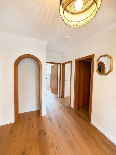 von Privat Eigentumswohnung  Großzügige 4-Zimmer-Wohnung in Olewig mit Balkon, Garage und Stellplatz – Eingangsbereich / Flur