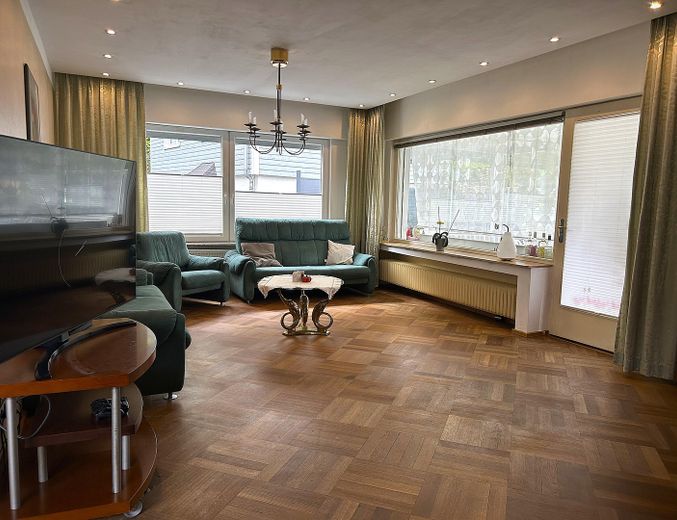 Doppel-Idylle in 37296 Ringgau: 2 Häuser am Bach in perfekter Pendlerlage! – Wohnzimmer hinteres Haus