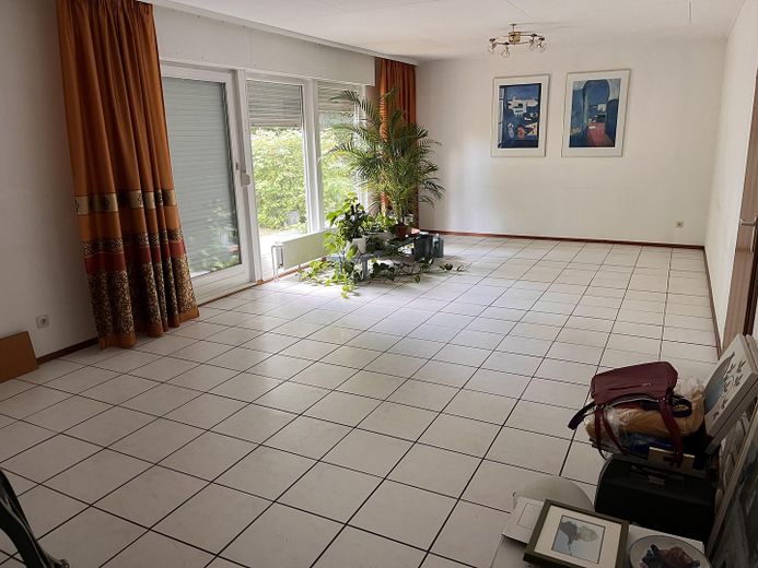 Ruhige Lage mit grossem Garten am Ende einer Sackgasse – Wohnzimmer mit Terrassenzugang