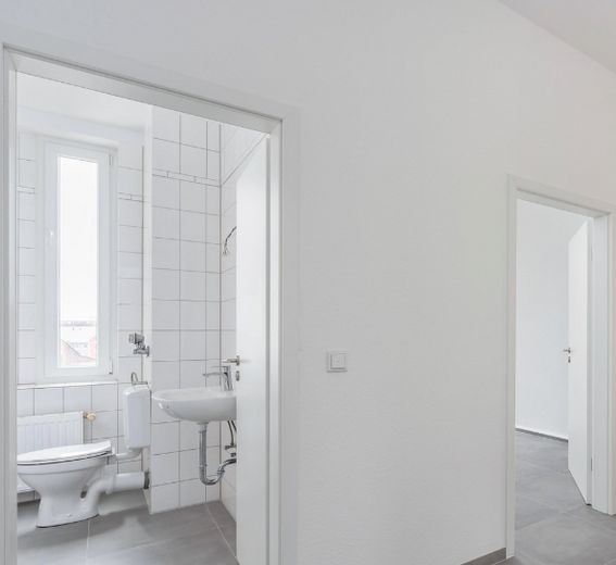 Leben in einer renovierten 3-Zimmer Wohnung mit Balkon – Badezimmer