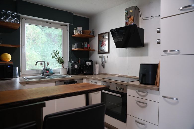 Hochwertig modernisierte 3,5-Zimmer-Eigentumswohnung mit Eichenparkett, Balkon und Garage – Küche