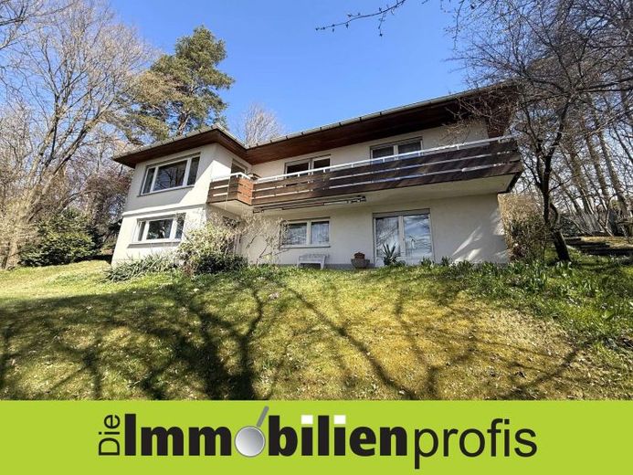 Prime location in Hof: detached house with a large plot – Photo 1