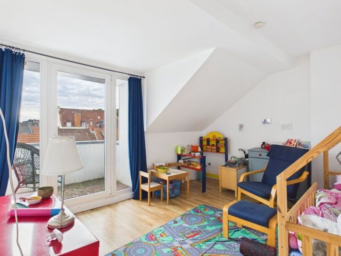 Neustadt | Helle 2-Zimmer-Wohnung im Dachgeschoss mit zwei Balkonen – Foto 1