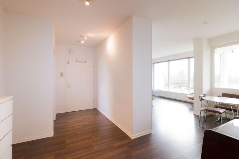 Designer terrace apartment (18 min. central station) nature, parking space (only temporarily 6-12 months) 1,700 € incl. additional costs – Flur