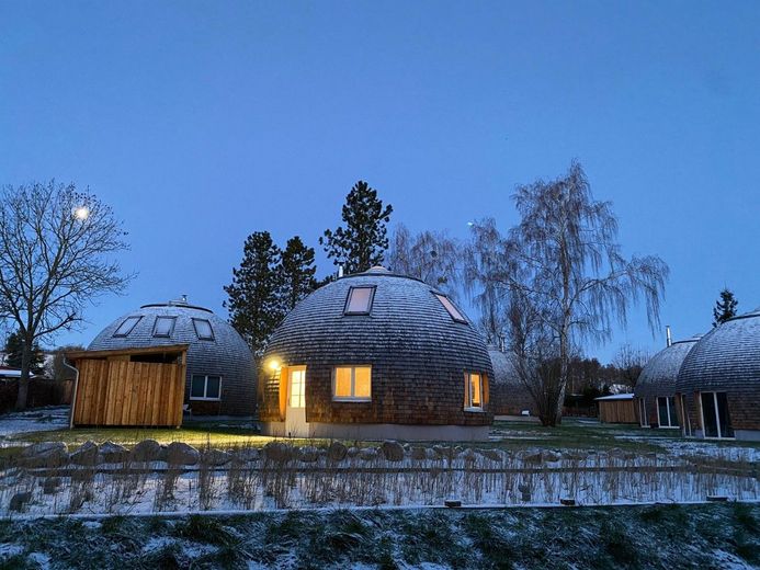 HORN IMMOBILIEN ++ Wustrow Kugelhaus am See - das "Kugellager" in hochwertiger ökologischer Bauweise – Winter zu jeder Jahreszeit attraktiv