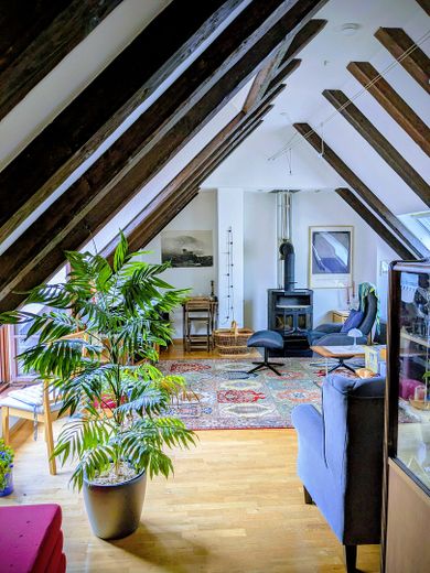 Galerie mit Holzofen