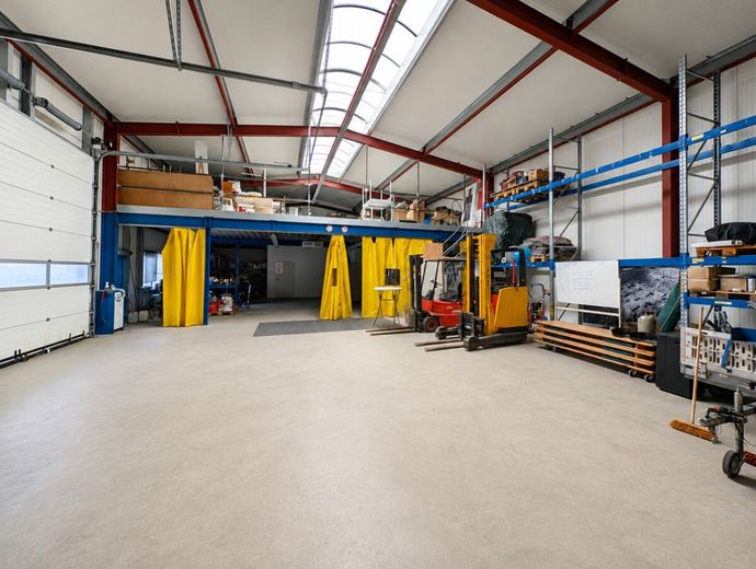 Vielseitige Lager und Gewerbefläche mit Büro und Hochparterre in Hüllhorst / Tengern – Hallenbereich mit Blick auf Bühnenlager