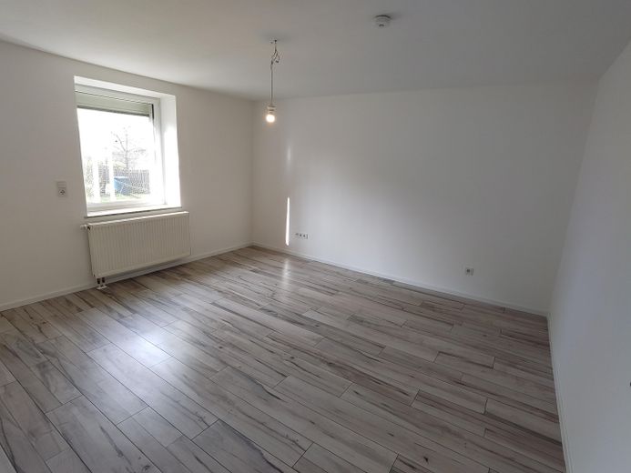Ruhige 2 ZKB mit EBK und Stellplatz – Wohnzimmer