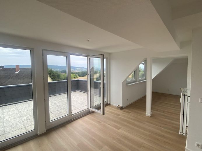 Wohnzimmer mit Balkon