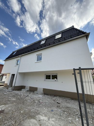 Nuovo appartamento di 2 locali a Neufahrn b. Freising – Straßenseite
