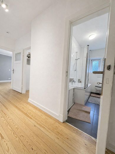 EG-Wohnung im Rosenhof – Flur und Bad