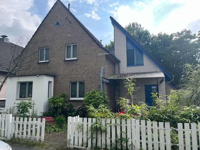 Großes, freistehendes Einfamilienhaus mit Garten in ruhiger Wohnlage – Foto 1