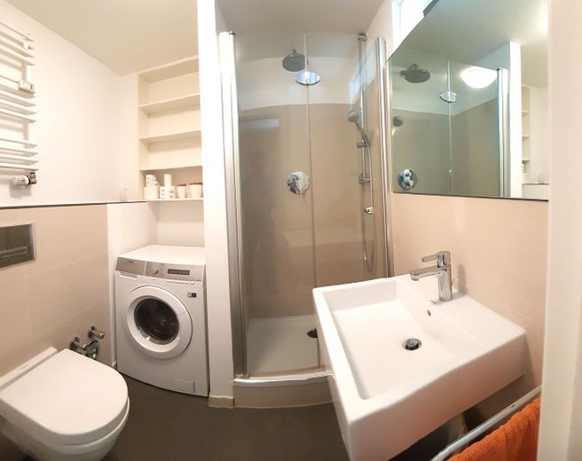 15% RENDITE: 4 VOLLMÖBLIERTE SMART-HOMES IN CITY-BESTLAGE – zeitloses Duschbad