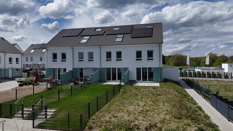 Exklusives Neubau-Reihenmittelhaus (KfW 40 QNG) mit PV-Anlage, Garten und moderner Einbauküche – Foto 1