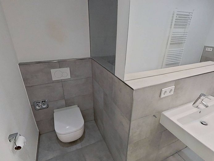 Moderno y espacioso piso de 3,5 habitaciones con TERRAZA y COCINA INTEGRADA en el oeste de Stuttgart – Ansicht III: Bad