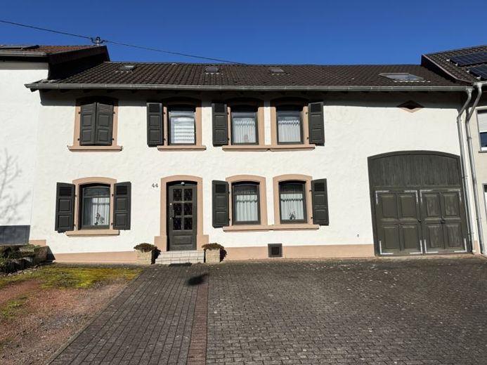 Saarlouis-Neuforweiler: Einfamilienhaus im Landhausstil mit Garage, Stellplätzen und großem Garten – फोटो 1