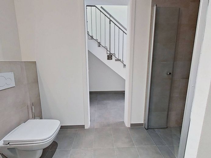 Modernes Wohnen auf zwei Ebenen: Stilvolle Maisonette-Wohnung mit eigenem Garten in Rissen – Ansicht II: Badezimmer II