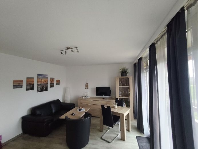 Gleich hinter dem Deich am neuen Dünenpark, 1 Zimmerwohnung – Blick zum Sitzbereich
