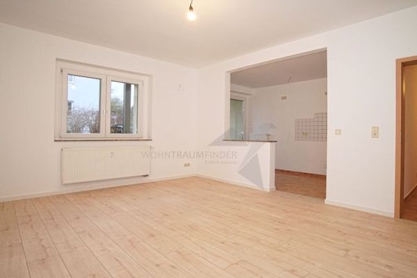 Großzügige 4 Zimmer EG-Wohnung mit Tageslichtbad und Balkon in ruhiger Lage