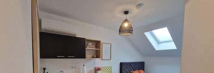 Elegante apartamento de 1 habitación con cocina integrada, aire acondicionado y moderno baño con luz natural – Wohn- und Kochbereich