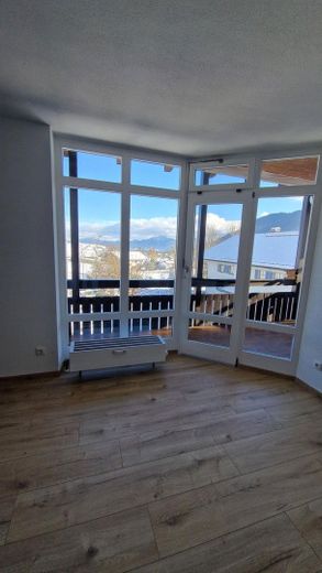 Fensterfront mit Bergblick