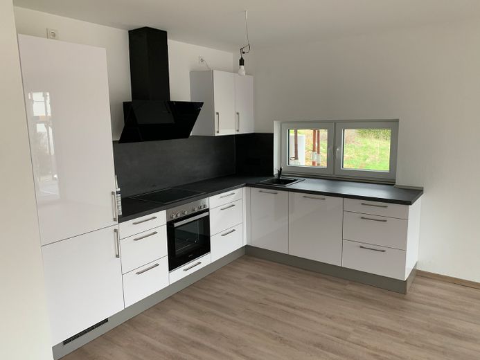 Premium 3-kamerappartement met 2 balkons, prachtig uitzicht en inbouwkeuken aan de rand van het veld! A+ – Küche