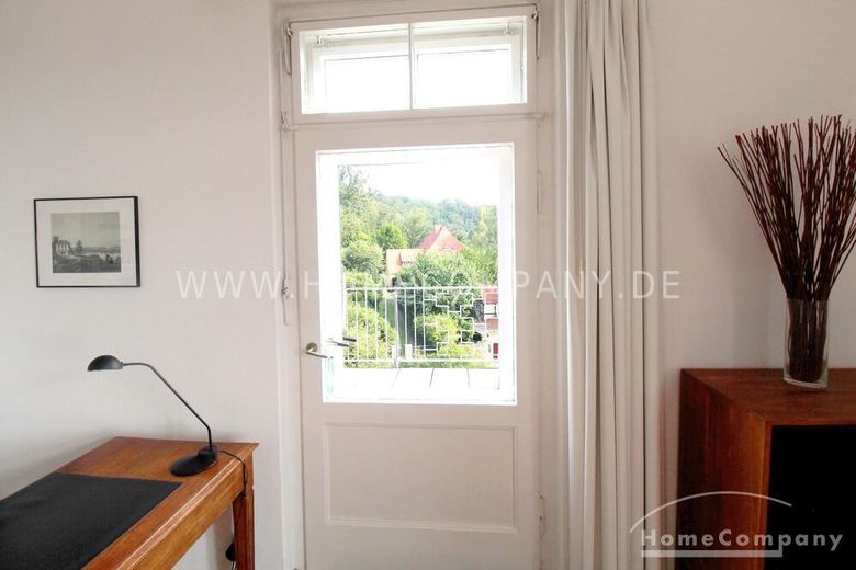 20330G HomeCompany Dresden Möbliert/Furnished 2-Zimmer Apartment mit phantastischer Aussicht über die Stadt am Loschwitzer Elbhang, grosse Dachterrasse max. 2 Personen – 60d7faa3bc74648cc5ea6e0f09fcf2a48e4118d9.jpg