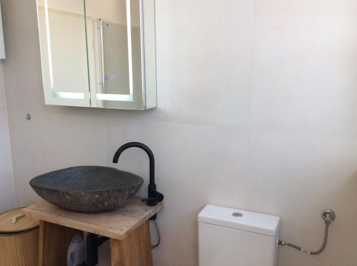 Piso ático de 2 habitaciones reformado con terraza privada en la azotea – disponible para ocupar – Badezimmer
