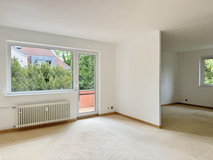 Helle 3-Zimmer-Wohnung mit Balkon in Westend – Zimmer 1 und Balkon
