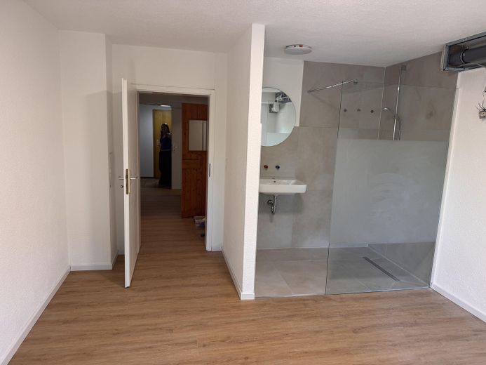 First occupancy after renovation: garden-level apartment with terrace and sauna – Schlafzimmer mit Nasszelle