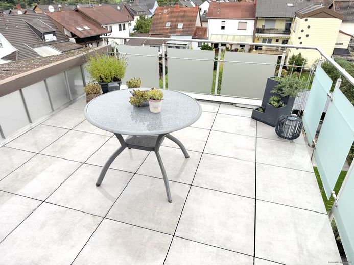 Schönes Ein oder Zweifamilienhaus mit Potenzial dazu einer Garage mit Gartendurchfahrt – Balkon DG