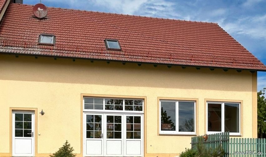 Großzügige Büro- / Praxisfläche auf zwei Ebenen in ruhiger Lage von Moorenweis – Eingang