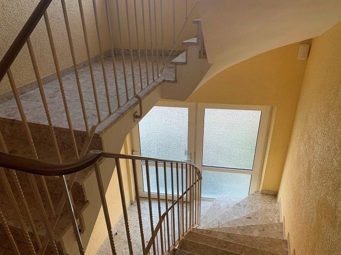 Gepflegte 5-Zimmer-Wohnung zum Verkauf – Treppe zur Wohnung
