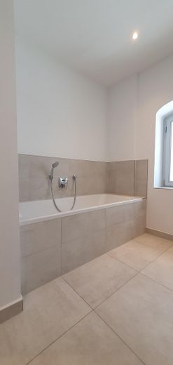 Großzügige 3-Zimmer-Wohnung in historischer Kreuz-Bräu – Südbalkon, Aufzug & TG – Bad - Badewanne
