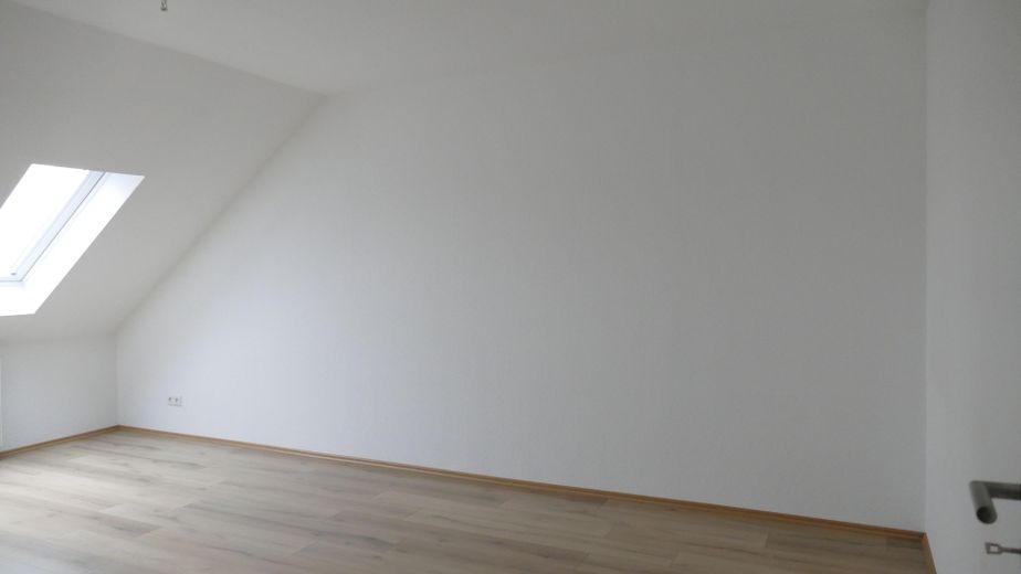 BEZUGSFREI ab 01.11.26: 4-Zi.-Maisonette (109m²) mit TG-Stellplatz & Balkon in Uni-Nähe! – Zimmer