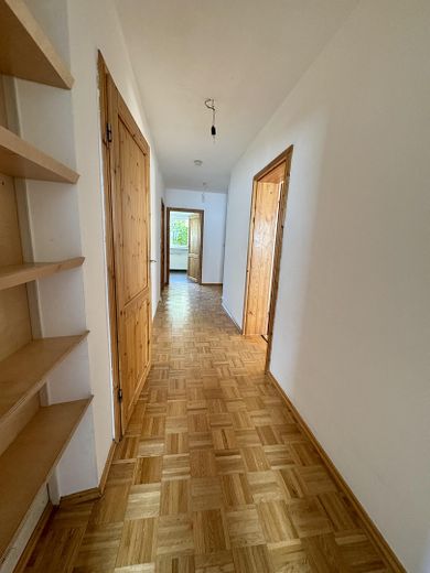 Großzügiges Einfamilien- oder Mehrgenerationen Haus  in Rückersdorf – 995 m² Traumgrundstück – EG Flur