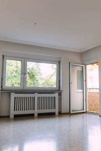 Natychmiast dostępne: piękne mieszkanie 2-pokojowe z loggią od zachodu i zmodernizowaną łazienką – Große Fenster Richtung Westen