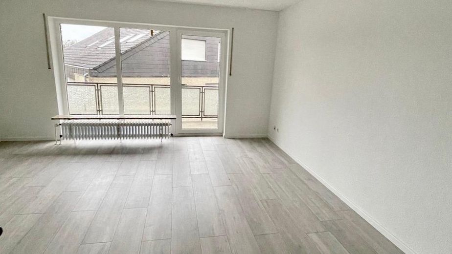 Von priv. - schönes 1-Zi. Single-Appartement in Pad Schloß Neuhaus, ruhige Lage m. Balkon 2.OG – Wohnschlafzimmer ca. 24 qm