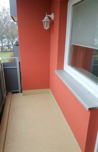 Affascinante appartamento di proprietà con 1 stanza, balcone e posto auto a Wedel – Balkon mit elektr. Markise