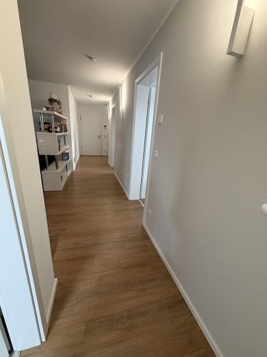 Apartamento de 3 habitaciones como nuevo (año de construcción 2021) con balcón de 15 m², aire acondicionado y plaza de garaje subterráneo – Flur 