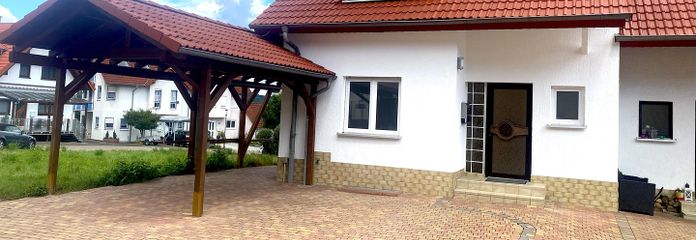 DHH ca. 170 qm Wohnfläche zuzügl. Nutzfläche, sowie Balkon Carport Stellfläche Garten – Hausansicht vorne