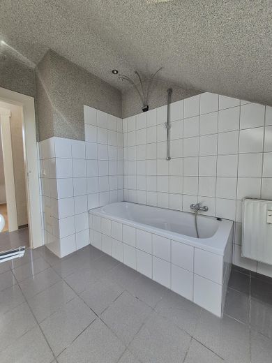 Mehrfamilienhaus, Dreifamilienhaus mit Loft Charakter u. Dachterrasse in Krefeld – Badezimmer Wohnung 3