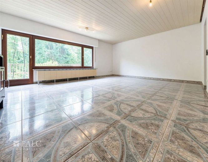 Ruhig gelegene Doppelhaushälfte mit viel Platz und Naturteich – Wohnzimmer