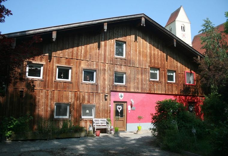 STILLVOLL SANIERTE ROTTALER 
DREISEITHOFSTELLE MIT NEBENGEBÄUDE
- TIERHALTUNG GEEIGNET - – Ansicht 1