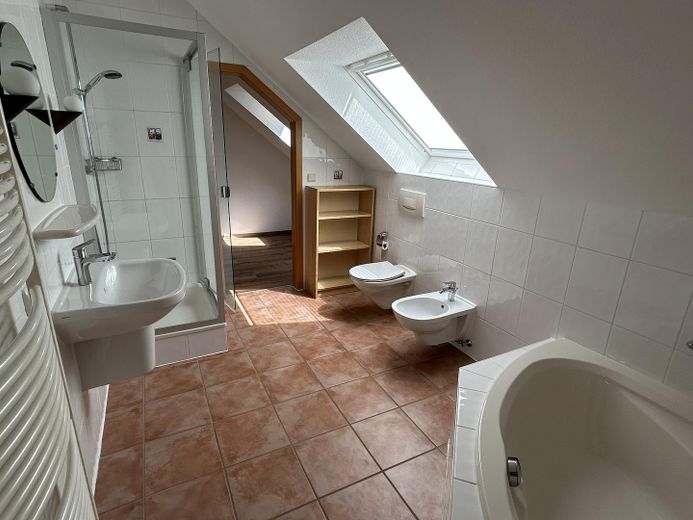 3,5Zi-Maisonette-Wohnung,2Garagen,Balkon,Küche,Kamin,GästeWC,Niedernhausen,Schäfersberg. – OGBad m.Badewanne,Bidet,Dusche