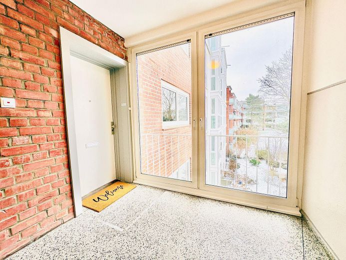 Heller Wohnungseingang 