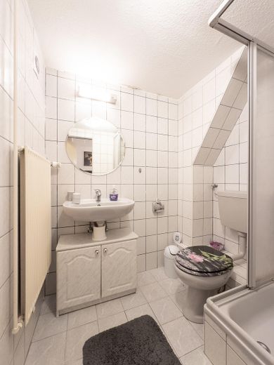 Ampia casa unifamiliare a Berlino Zehlendorf – Duschbad im Gästezimmer
