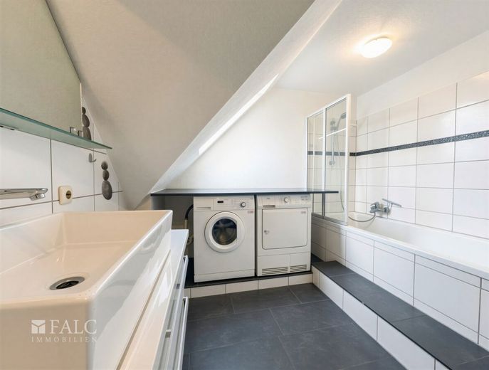 Licht, Raum und Galerie: Stilvolle Maisonette-Wohnung mit Westbalkon! – Tageslichtbad