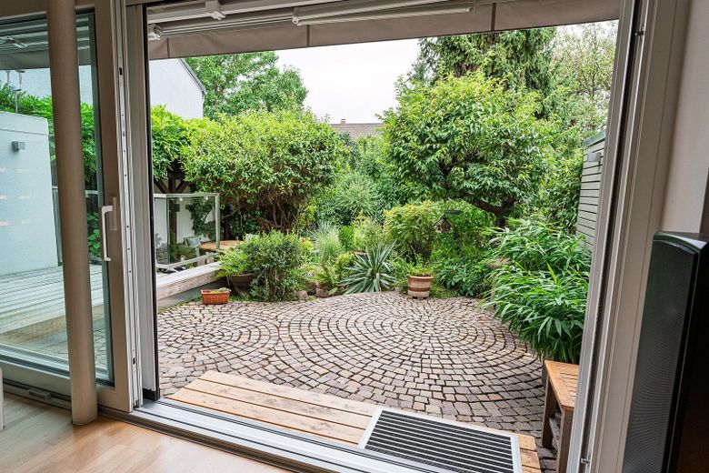Großzügige Doppelhaushälfte mit Wohlfühlgarten in ruhiger Lage - provisionsfrei von privat – Gartenansicht obere Terasse